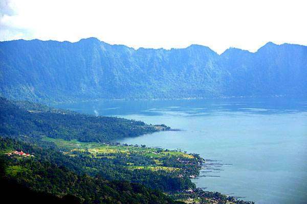 Danau dan ruang hidup nagari — Foto arsip Danau Maninjau dari LIPI, 14 November 2016. Tidak digunakan sebagai bukti kegiatan KDMP.