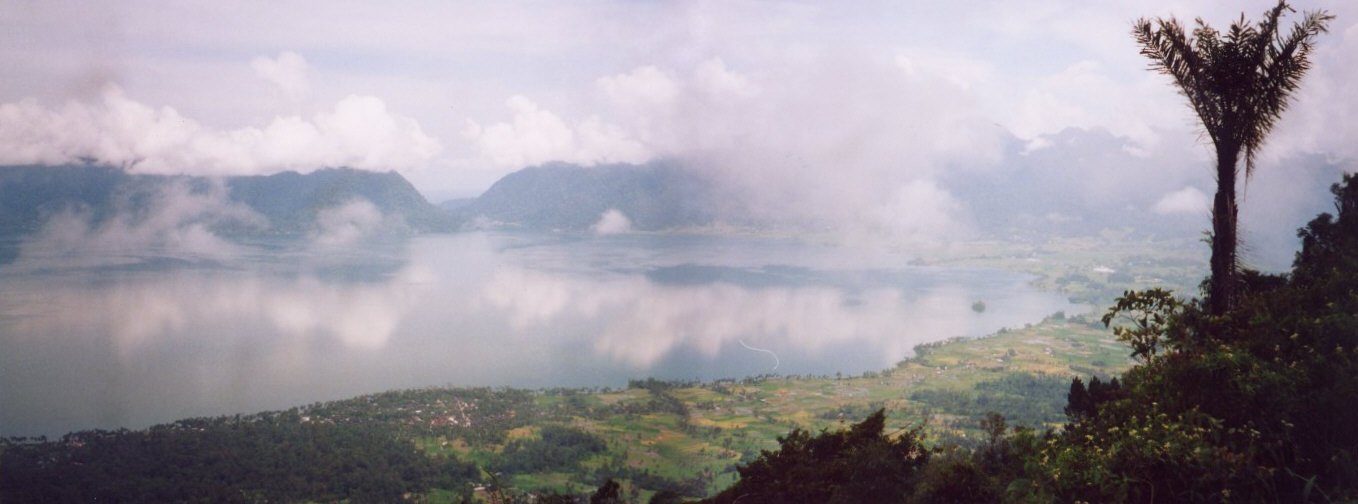 Bentang Danau Maninjau — Arsip panorama Danau Maninjau, diunggah pada 2007. Bukan dokumentasi kondisi terkini atau gerai koperasi.